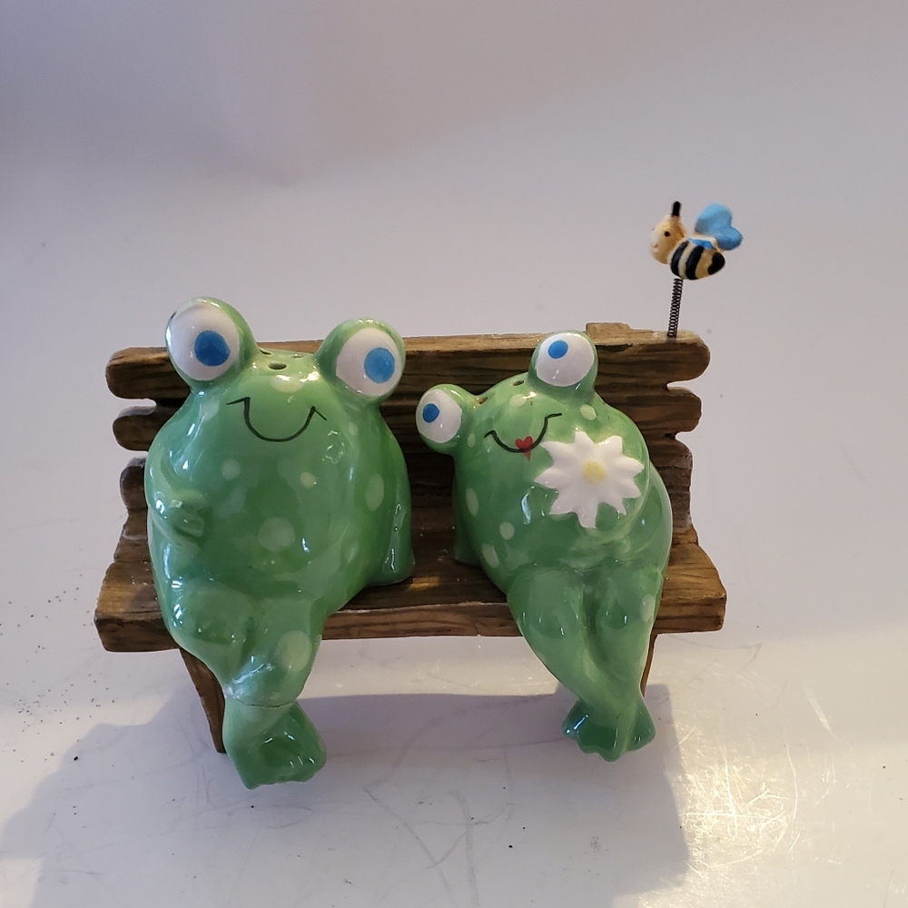 Anthropomorphic Frog Couple On Park Bench Bumble Bee Salt & Pepper Shakers READ